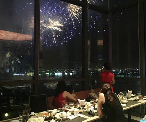 Vừa tận hưởng những món ngon đặc trưng của Novotel, vừa chiêm ngưỡng những sắc màu hoa đang được các đội pháo vẽ lên bầu trời đêm, có lẽ với nhiều du khách của Novotel Danang đêm đó, chưa từng có bữa tiệc nào hấp dẫn và đặc sắc đến thế.