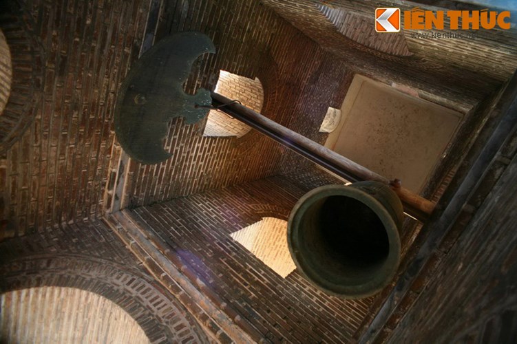  Trong tháp có 4 tượng Thiên Vương cao 1,6 m ở bốn góc, phía trên treo một quả chuông đồng đúc năm 1793 và một chiếc khánh đúc năm 1817. 