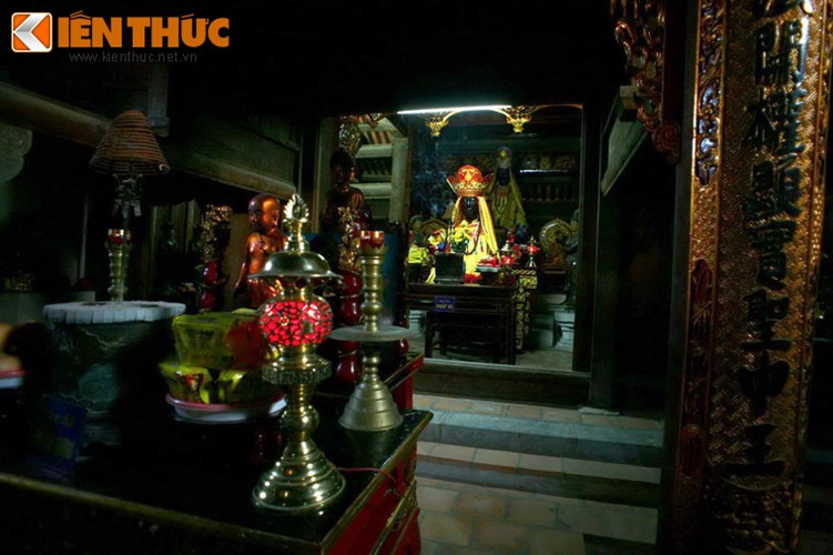  Về tín ngưỡng, nét đặc biệt của chùa Dâu là ngôi chùa này thờ Tứ pháp, gồm Pháp Vân, Pháp Vũ, Pháp Lôi, Pháp Điện. Đây là một hệ thống thờ tự độc đáo mang đặc trưng của dòng thiền xứ Kinh Bắc cổ xưa. 