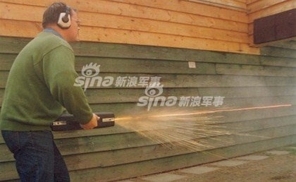  Đối với những người sử dụng khẩu súng này để phòng thân, dù nó có độ chính xác không cao và hoàn toàn không thể... ngắm bắn được như một khẩu súng thông thường nhưng ít nhất trong những trường hợp nguy hiểm thì có vũ khí trong tay lúc nào cũng giúp người ta cảm thấy... yên tâm hơn. Nguồn ảnh: Sina. 