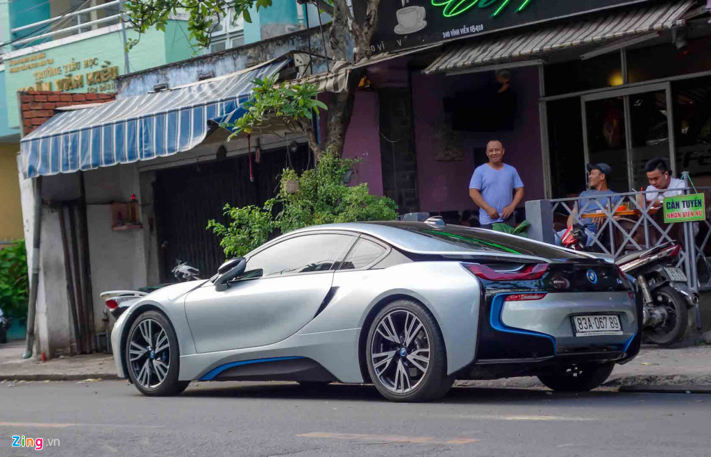BMW i8 gây chú ý mỗi khi xuất  hiện nhờ ngoại hình đặc biệt. Với kiểu dáng thấp, bè đặc trưng trên xe thể thao, cộng với những đường uốn lượn độc đáo, nhiều người cho rằng đây là mẫu xe đến từ tương lai. 