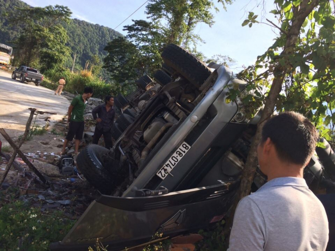 Lật xe đầu kéo trên đèo Lò Xo, 3 người bị thương