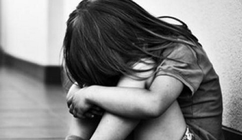 'Yêu râu xanh' dụ cho bé gái gấu bông rồi giở trò dâm ô