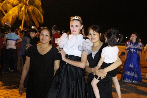 Được biểu diễn, được giao lưu chụp hình với các nghệ sỹ, khán giả đường phố vô cùng thích thú. Nói như bác Kim Thoa, đến từ Hà Nội thì: “Mỗi năm tôi đến Đà Nẵng đều thấy những điều thú vị mới. Tôi đến Đà Nẵng ba lần rồi, mà không thấy chán. Tôi chưa được trực tiếp xem pháo hoa nhưng thấy Lễ hội đường phố thế này là lấy rất vui rồi”.