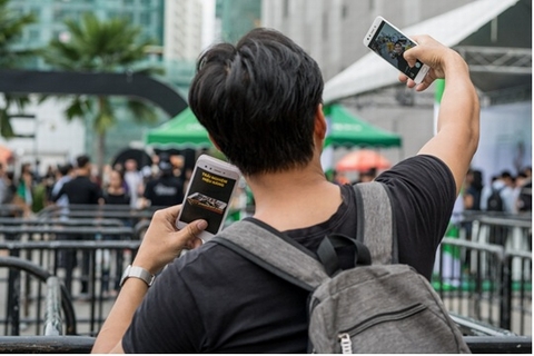 Khách mời tìm hiểu về khả năng selfie của sản phẩm F3.