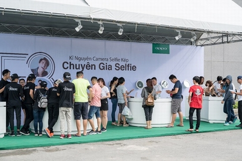 Một khách hàng gây sốt khi đem toàn tiền lẻ đến nhận máy khiến các nhân viên vất vả kiểm tiền.