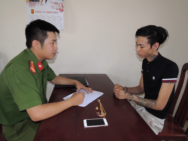 Đột nhập nhà anh trai, phá két sắt trộm tiền, vàng
