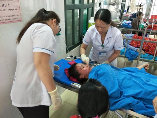 Xe tải đi ngược chiều đâm ngang xe khách, nhiều người thương vong