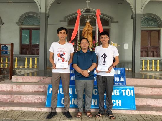 Hoàng Đức Bình (bìa trái)