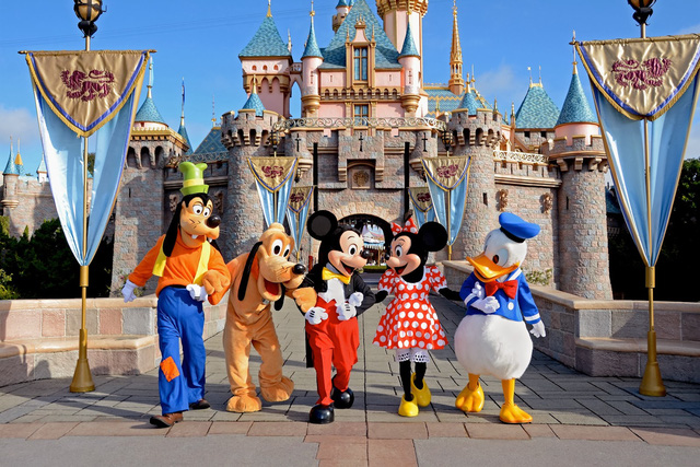 3. Thế giới Walt Disney, Florida: Thế giới Disney thực sự là nơi của những giấc mơ. Khu phức hợp Florida nằm trên diện tích 27.000 mẫu đất với hơn 30 khách sạn ,6 công viên giải trí, nhiều sân golf, thậm chí cả khu cắm trại.