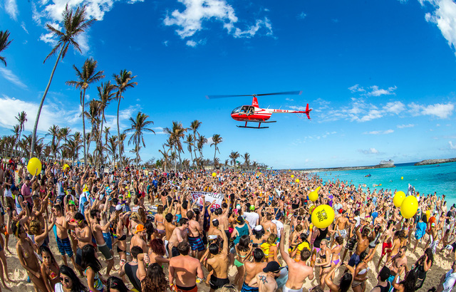 4. Bãi biển South Beach, Florida: Bãi biển South Beach đôi khi được gọi là Sobe, là khu phố ven biển ở Miami. Nơi này được biết tới là thị trấn với những bữa tiệc ngày đêm xuyên suốt. Bởi vậy, không có gì lạ khi Sobe trở thành điểm nóng hút du khách trẻ tới chụp hình.