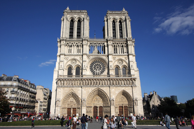 9. Nhà thờ Đức Bà Paris, Pháp: Nhà thờ Đức Bà Paris là một nhà thờ Công giáo tiêu biểu cho phong cách kiến trúc gothic trên đảo Île de la Cité (nằm giữa dòng sông Seine) của Paris. Đây cũng là nhà thờ chính tòa của Tổng giáo phận Paris. Nơi này xây từ thế kỷ 12 và thu hút khách tôn giáo, phi tôn giáo từ khắp nơi trên thế giới.