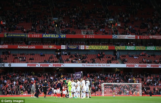 CĐV Arsenal đang hợp sức đẩy HLV Wenger ra đường!
