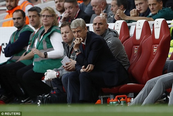 Ông Wenger đang chịu rất nhiều sức ép về thành tích của Arsenal