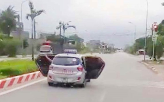 Sự thật vụ clip xe taxi mở 2 cánh cửa chạy trên đường