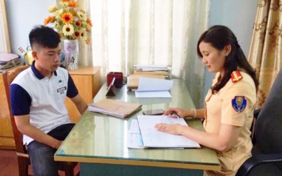 Anh đạt đang trình báo sự việc với tại Công an TP Thanh Hóa. Ảnh: CA Thanh Hóa
