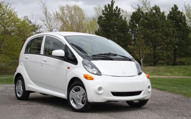 Cùng lý do bị phàn nàn giống như người anh em cùng nhà Mitsubishi Mirage, i-MiEV cũng bị đánh giá thấp. Hãng Toyota vẫn tiếp tục vượt trội ở phân khúc này với Prius được đánh giá cao nhất.
