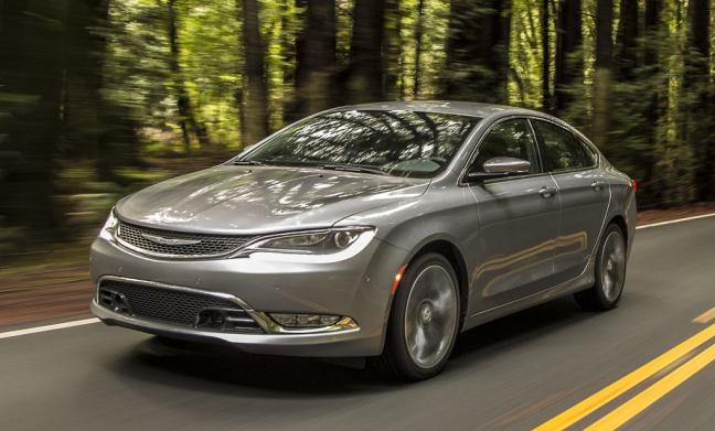 Chrysler 200 bị coi là mẫu sedan cỡ trung tệ nhất trong năm vì động cơ 4 xy-lanh không thực sự ấn tượng và ghế sau của xe chật chội. Trong khi đó, xe sedan cỡ trung được đánh giá cao nhất là Kia Optima.