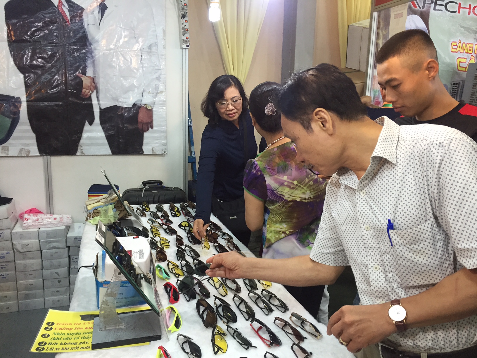 Kinh mắt thu hút nhiều người tiêu dùng bởi giá cả phù hợp chỉ từ 300 nghìn đồng