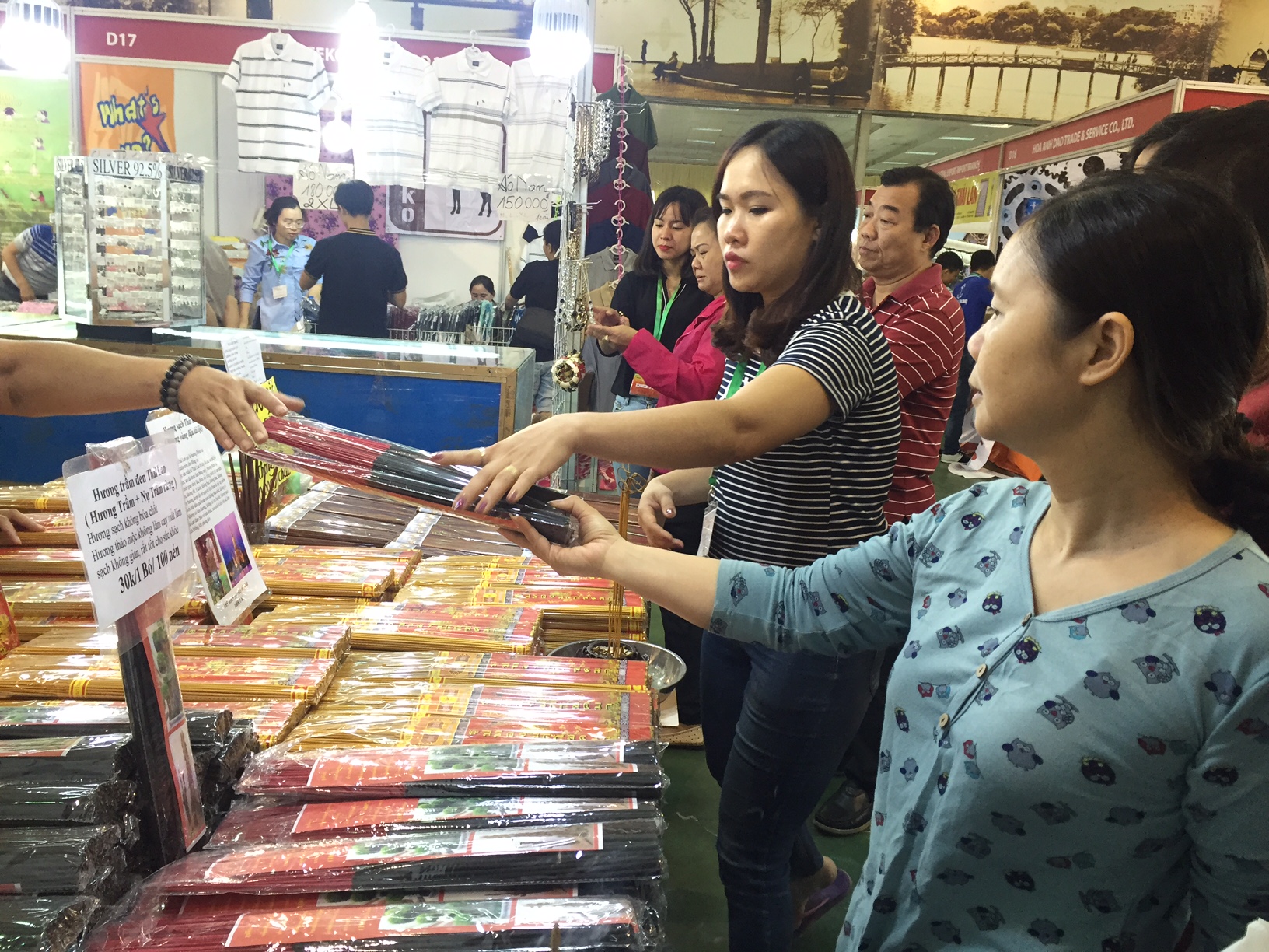 Người tiêu dùng Hà Thành mua bán tấp nập tại Hội chợ
