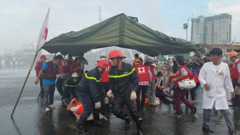 Hai tàu du lịch tông nhau trên sông Sài Gòn, 40 người rơi xuống sông