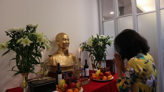 Đại sứ cùng các đại biểu dâng hương tại Phòng tưởng niệm Bác Hồ tại Đại sứ quán