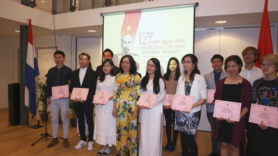 Các sinh viên xuất sắc chụp ảnh kỷ niệm với nữ Đại sứ