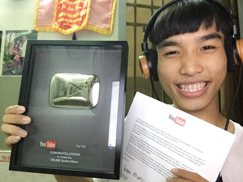 Khác với hình ảnh tưng tửng trong những clip hát chế, Củ Tỏi bên ngoài là một chàng trai trầm tính và đúng chuẩn 
