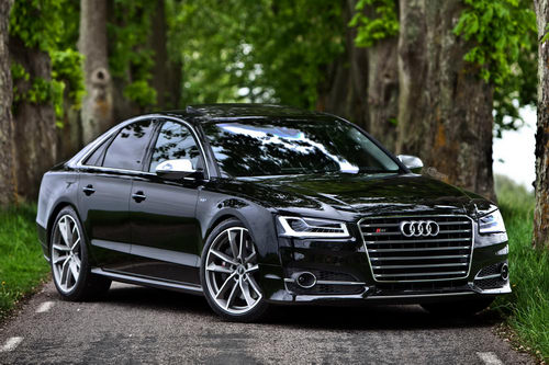 Audi S8 Plus: S8 Plus sử dụng động cơ tăng áp 4 lít V8 TFSI sản sinh công suất 605 mã lực, mô-men xoắn cực đại 750 Nm. Biến thể hiệu suất cao nhất của mẫu sedan hạng sang cỡ lớn nhà Audi có thể tăng tốc từ vị trí xuất phát lên 100 km/h chỉ trong 3,8 giây và tốc độ giới hạn điện tử ở mức 250 km/h.