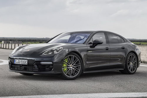 Porsche Panamera Turbo S E-Hybrid: Nhãn xe thể thao Đức cho thấy sự linh hoạt khi mang đến cho Panamera Turbo S khả năng vận hành tối ưu ngay cả với động cơ hybrid. Cơ cấu truyền động của xe đến từ tổ hợp gồm động cơ xăng 4 lít V8 tăng áp kép công suất 550 mã lực kết hợp với động cơ điện công suất 136 mã lực, cho tổng công suất 680 mã lực, mô-men xoắn cực đại 848 Nm. Hộp số PDK 8 cấp, dẫn động 4 bánh. Xe tăng tốc từ 0-100 km/h chỉ mất 3,4 giây trước khi đạt tốc độ tối đa 310 km/h.