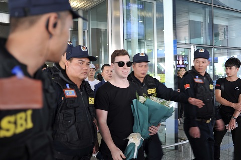 Hardwell xuất hiện ở cửa ra sân bay