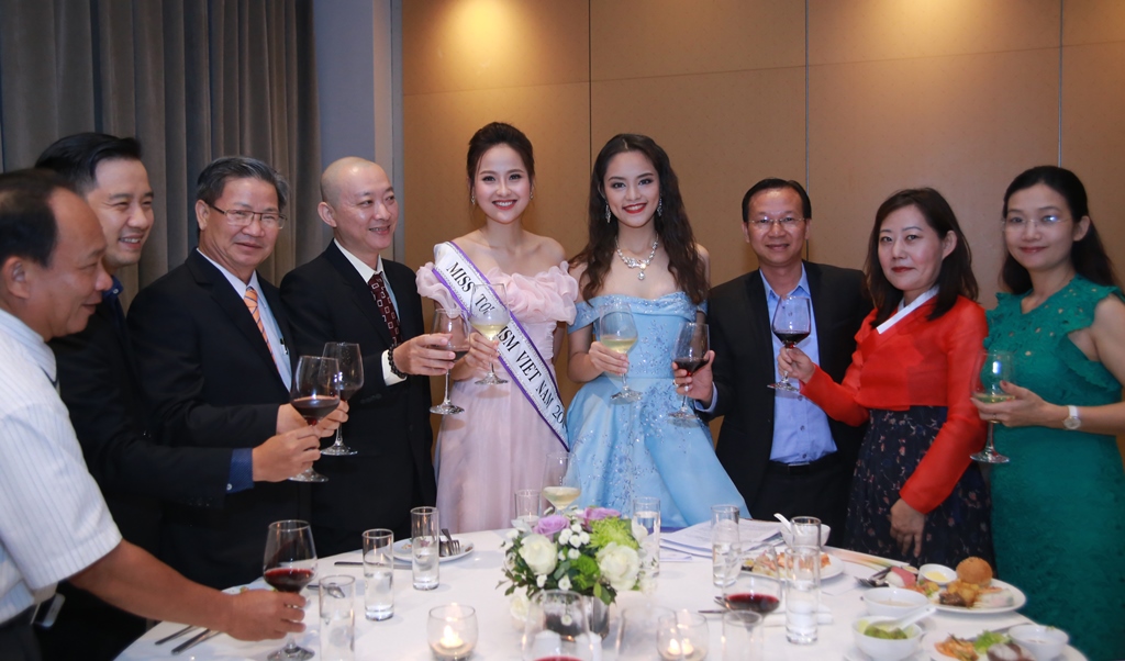 Đại diện Lãnh đạo Sở Văn hóa Thể thao và Du lịch tỉnh Phú Yên, đại diện các nhà tài trợ, Ban tổ chức cùng Hoa khôi Du lịch Khánh Ngân và  người đẹp Minh Phương tại buổi gặp mặt