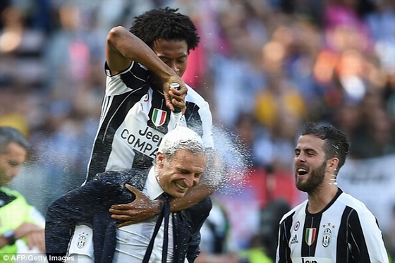 Ông thày Allegri được tắm bia!
