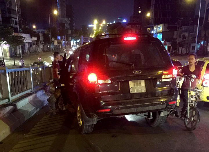 Khoảng 21h40 ngày 21/5, ôtô 7 chỗ Ford Escape mang biển số Hà Nội lưu thông trên đường Láng Hạ (quận Đống Đa). Đến giữa cầu vượt Láng Hạ, xe đâm mạnh vào chiếc Toyota Fortuner màu trắng. 