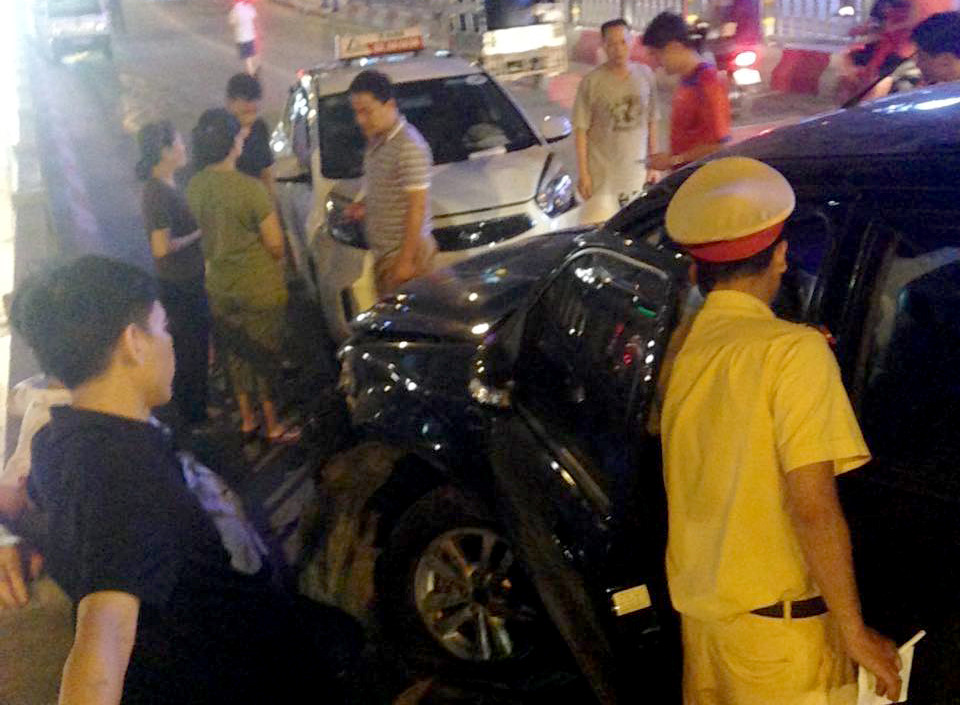 Không dừng ở đó, xe Ford Escape còn đâm liên tiếp vào một taxi và một xe máy khác đang đi trên cầu vượt.