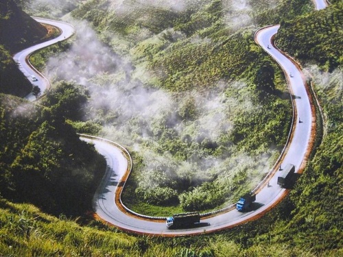 Mã Pì Lèng (Hà Giang): Đường đèo Mã Pì Lèng có độ dài khoảng 20 km nối giữa thành phố Hà Giang với Đồng Văn và thị trấn Mèo Vạc cũng la điểm “săn mây” Đông Tây Bắc mùa hè không thể bỏ qua. Không phải ai cũng đủ sức lên được đỉnh đèo bởi muốn tới được đây, bạn phải vượt qua nhiều con đèo cao ngút như đèo Cổng Trời, đèo Cán Tỷ… Tuy nhiên, thành quả nhận được sau hành trình vượt đèo là “món quà” rất xứng đáng. Từ trên đỉnh, bạn có thể cảm nhận rõ nét cảnh “chân đạp mây bay, tóc vờn gió núi”, ngắm nhìn những cung đèo thấp thoáng trong biển mây cuồn cuộn.