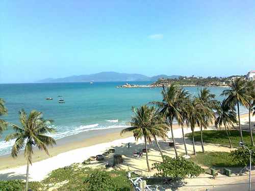 Bải biển Hải Tiến: Nằm trên bờ biển thuộc địa phận 4 xã Hoằng Hải, Hoằng Tiến, Hoằng Thanh và Hoằng Trường, huyện Hoằng Hóa (Thanh Hóa), Khu Du lịch sinh thái biển Hải Tiến có nhiều sự khác biệt và mới lạ so với các điểm du lịch biển khác ở xứ Thanh. Sẵn sàng các điều kiện cho mùa du lịch biển Hải Tiến năm nay, huyện Hoằng Hóa chỉ đạo các xã, thị trấn phát động nhân dân tổng vệ sinh môi trường, bảo đảm các tuyến đường luôn sạch sẽ, thông thoáng. Công an huyện chủ trì phối hợp với Ban Chỉ huy Quân sự huyện, Đồn biên phòng Hoằng Trường, UBND các xã, thị trấn, các nhà đầu tư đảm bảo tốt công tác an ninh trật tự, an toàn cho du khách trong suốt mùa du lịch. 