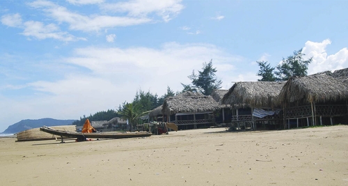 Biển Hải Hòa: Biển Hải Hòa hiện đang giữ được những nét hoang sơ và thơ mộng rát phù hợp cho những du khách yêu thích khám phá, với bãi biển ngập tràn cát trắng, thoai thoải bên rặng phi lao quanh năm xanh mướt. Bãi biển đẹp nguyên sơ, nước trong xanh, sóng hiền hòa. Bờ cát trắng biển Hải Hòa chạy dài 20km chỗ nào cũng có thể tắm được.Dù vào giữa vụ hè, biển Hài Hòa cũng không đông đúc nhộn nhịp như ở Sầm Sơn nên bạn có thể thỏa sức ngâm mình dưới làn nước ấm hay đùa nghịch với từng con sóng mà không ngại bị làm phiền. Du khách đến biển Hải Hòa  không chỉ để tắm biển, mà còn thưởng thức những loại đặc sản biển và khám phá cuộc sống của bà con ngư dân thuần phác nơi đây.