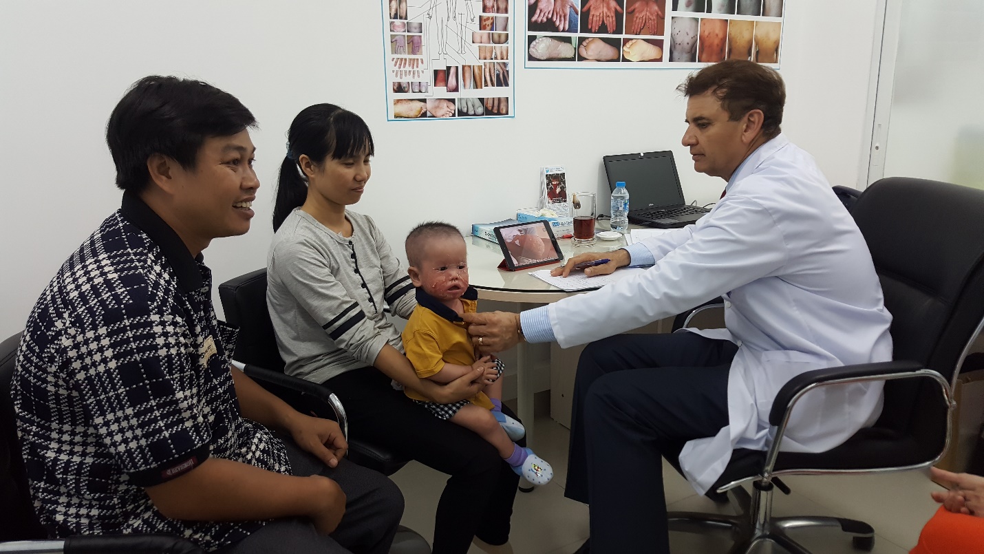 Giáo sư Tiến sĩ Bác sĩ Michael Tirant tư vấn miễn phí cho bệnh nhân