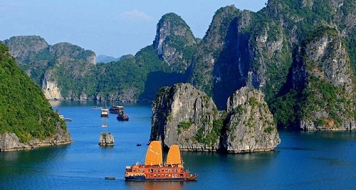 Vịnh Hạ Long- một điểm đến hấp dẫn với du khách trong và ngoài nước.