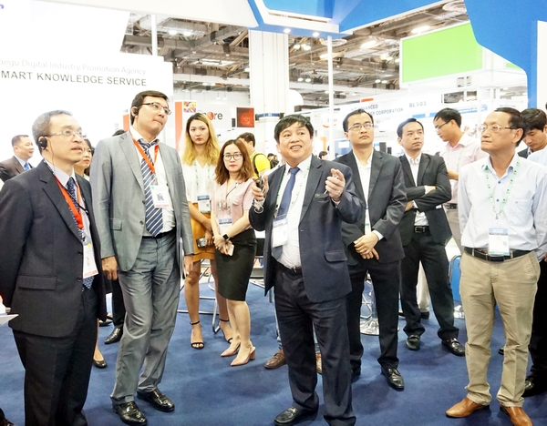 Ông Ngô Hùng Tín - Phó Tổng Giám đốc Tập đoàn VNPT, Chủ tịch HĐQT VNPT Technology giới thiệu với quan khách và chuyên gia nước ngoài những thành quả mới nhất trong nghiên cứu phát triển dịch vụ IoT và các giải pháp mới nhất của VNPT Technology và Việt Nam trong khuôn khổ triển lãm Communic Asia 2017. Triển lãm và Hội nghị quốc tế CommunicAsia 2017 là sự kiện quan trọng và có quy mô lớn nhất khu vực Châu Á trong lĩnh vực công nghệ thông tin và truyền thông thu hút hơn 31.000 khách tham quan mỗi năm, trong đó 55% là khách quốc tế đến từ hơn 50 quốc gia trên thế giới.