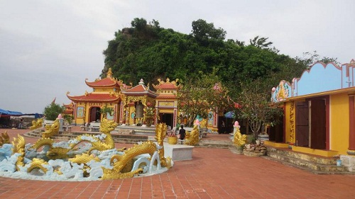 Sau khi đã thưởng thức tắm biển tại Đồ Sơn cũng như hải sản tại đây, có một số điểm đến khác mà nhiều người chọn đến khi du lịch Đồ Sơn là đền Bà Đế và chùa Thiên Phúc. Đền Bà Đế là một trong số những đền linh thiêng có nhiều khách đến thăm nhất của Đồ Sơn là đền thờ vợ chúa Trịnh Giang, được vua Tự Đức về thăm và ban cho sắc phong “Đông Nhạc Đế Bà – Trịnh chúa phu nhân”. Đền nằm tại chân núi Độc, thuộc phường Ngọc Hải – Quận Đồ Sơn – Tp. Hải Phòng.