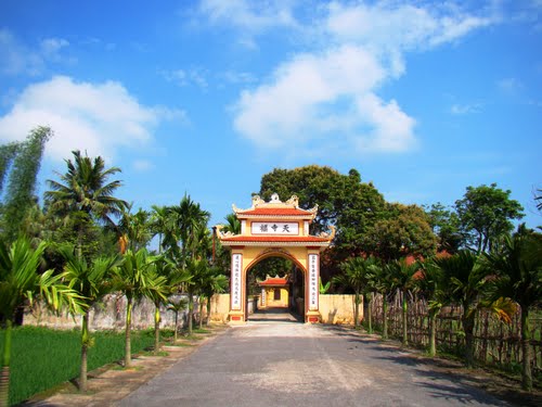 Chùa Thiên Phúc. Chùa là nơi mọi người trong làng, khách du lịch sinh hoạt văn hóa tâm linh, cầu cho trời yên biển lặng, cuộc sống ấm no, sung túc. Chùa nằm tại một nơi linh thiêng, hợp với phong thủy. Mặt chính của ngôi chùa quay về hướng Tây – hướng mà người ta vẫn tin rằng ổn định nhất và hợp với sự vận hành của âm dương nhất.