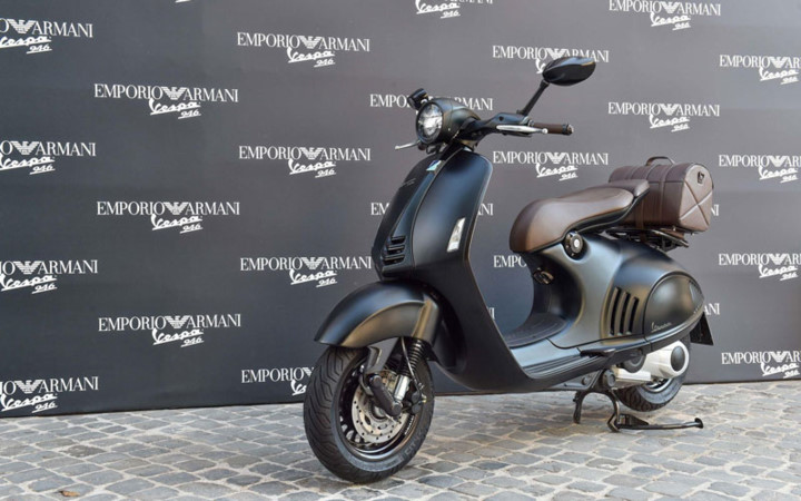 Vespa 946 Emporio Armani được phát triển với sự hợp tác giữa Piaggio và thương hiệu thời trang Giorgio Armani. Là một trong những chiếc xe tay ga đắt đỏ nhất thế giới, Vespa 946 Emporio Armani được trang bị an toàn với hệ thống chống bó cứng phanh ABS hai bánh, hệ thống kiểm soát lực kéo ASR. (Ảnh: Người lao động)