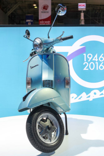 Sau 70 năm xuất hiện trên thị trường, Piaggio đã bán tổng cộng hơn 80 triệu chiếc Vespa các loại và hãng đã tung ra chiếc Vespa PX 125 70th Anniversary để kỉ niệm dấu mốc đặc biệt này. Với thiết kế mang hình mẫu nguyên bản nhất của chiếc Vespa huyền thoại. Thiết kế gọn gàng, dễ dàng sử dụng kết hợp hài hòa cùng sức mạnh vượt trội của chiếc xe mang thân bằng thép liền khối. Xe có mức giá 135 triệu đồng. (Ảnh: Zing)
