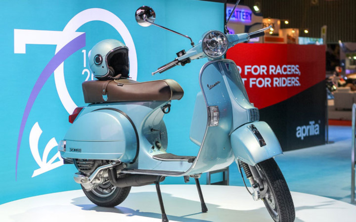 Vespa PX 125 70th Anniversary trang bị động cơ 2 thì, xi lanh đơn, dung tích 123 cc với hệ thống truyền động hộp số 4 cấp. Động cơ xe có thể sản sinh công suất tối đa 6,4 mã lực tại 6.000 vòng/phút và mô men xoắn cực đại 9,5 Nm tại 4.500 vòng/phút. Ngoài ra, xe còn có hệ thống cung cấp nhiên liệu chế hòa khí, dung tích bình xăng 8 lít cùng khối lượng khô khoảng 112 kg. (Ảnh: Zing)