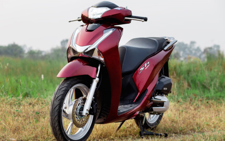 Có giá thấp hơn phiên bản 300i ABS hướng tới thị phần đông người tiêu dùng, Honda SH150 ABS có giá 110 triệu đồng. (Ảnh: Zing)