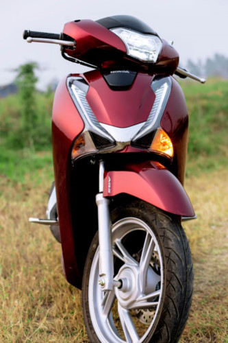 Honda SH 150i ABS 2017 sở hữu thiết kế mới đẹp hơn. Điểm nhấn thể hiện ở phần đầu xe với đèn pha, định vị LED. Miếng ốp chrome cũng thiết kế lại gọn gàng. (Ảnh: Zing)