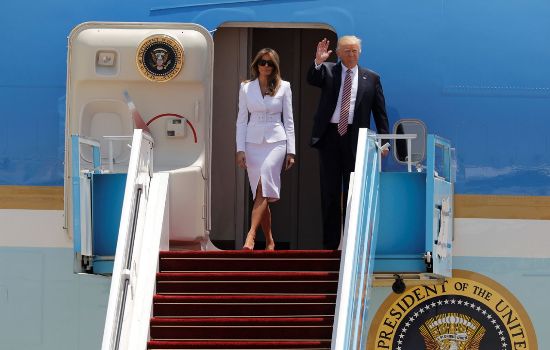 Tổng thống Trump và Đệ nhất phu nhân Melania lên chiếc Air Force One ở Sân bay Quốc tế Ben Gurion gần Tel Aviv