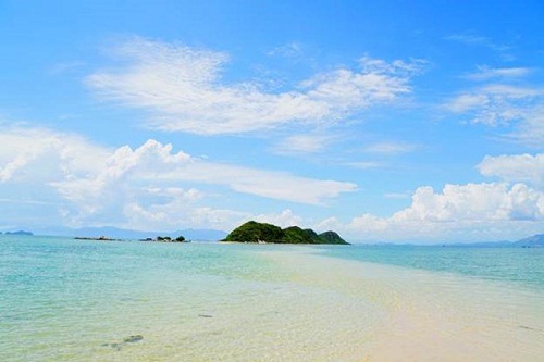 Nếu bạn đang có kế hoạch ăn chơi tại Nha Trang hè này và cần tìm một điểm khác biệt, lý thú để đến chơi, thì đường đi bộ trên biển tại đảo Điệp Sơn là một lựa chọn hoàn hảo. Đây là con đường dưới biển được biết đến đầu tiên và nổi tiếng nhất, dài gần 700 mét, nối liền hòn đảo giữa với đảo Điệp Sơn lớn. Tùy thuộc vào thủy triều lên xuống, thường từ 6h sáng, con đường sẽ lộ ra, là dải cát màu trắng, rộng chừng nửa mét giữa biển khơi xanh biếc. Khách đến đây chỉ cần xắn quần, nâng váy lội qua làn nước trong vắt, ngắm nhìn đại dương bao quanh cũng đủ thích thú. Điệp Sơn là một quần đảo còn xa lạ với nhiều người, nơi đây vẫn còn giữ nét đẹp hoang sơ, trong xanh của biển, người dân thì rất hiền hòa, hiếu khách. Bao gồm một dãy gồm 3 hòn đảo nhỏ thuộc vịnh Vân Phong, tỉnh Khánh Hòa. Nằm cách Thị trấn Vạn Giã khoảng khoảng 1 giờ di chuyển bằng ghe, tàu. Ảnh: Phan Lộc